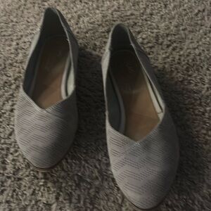 Toms beige pointed toe flats
